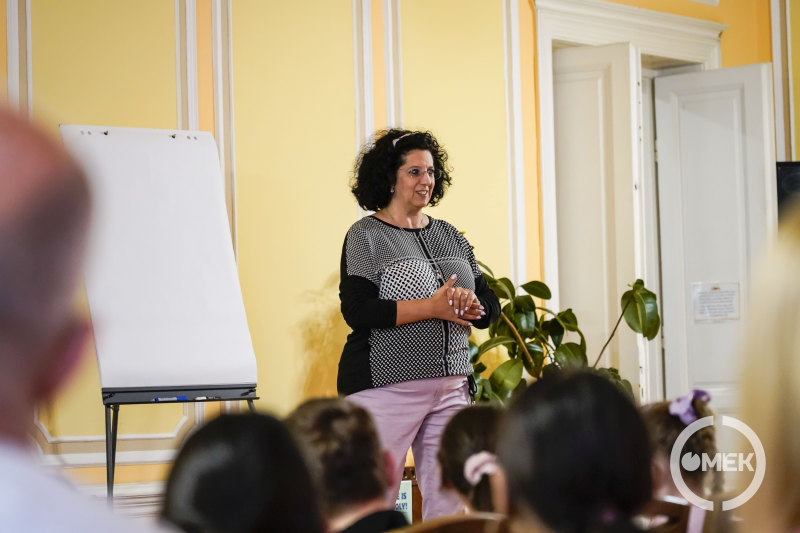 Bosnyák Viktória mesél a gyerekeknek.