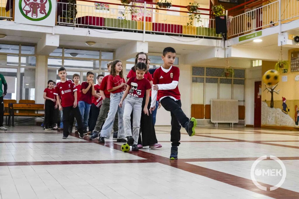 Célba rúgó versenyt is szerveztek az aulában.