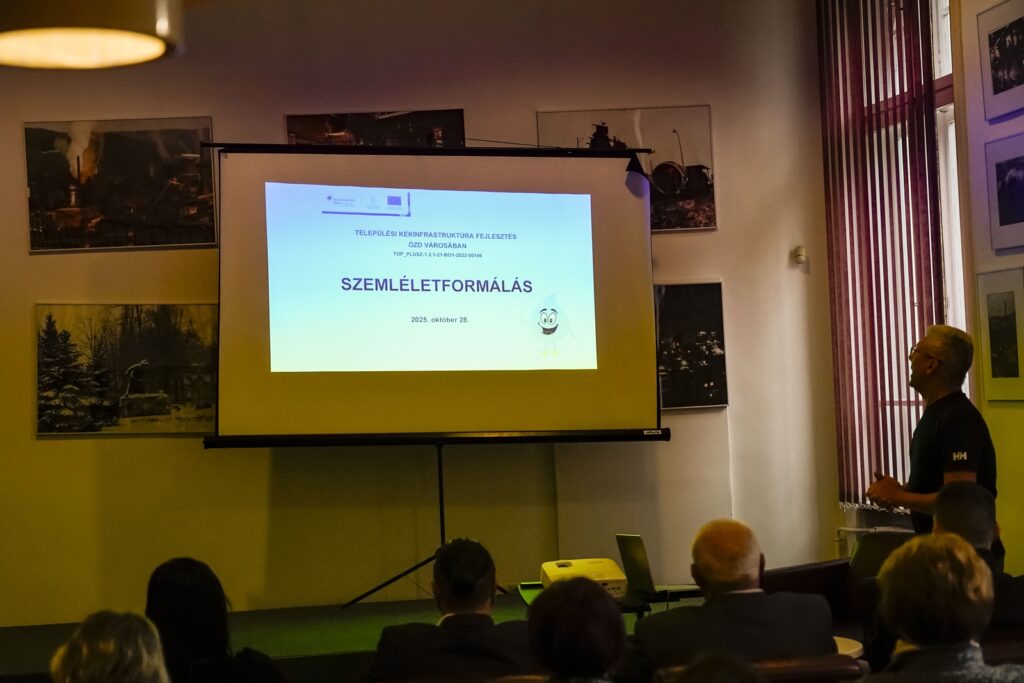 Nézik a kivetítőt a részvevők.