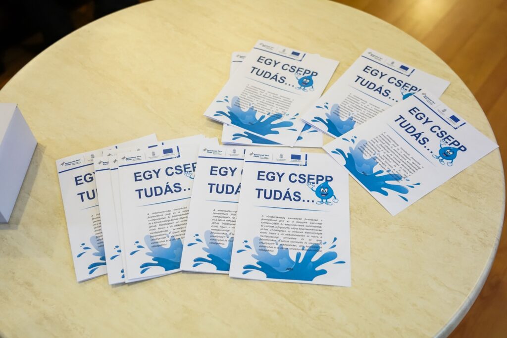 Szórólapok az asztalon.