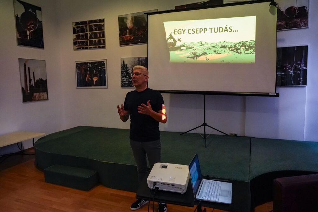 Szaka Attila előadás közben.