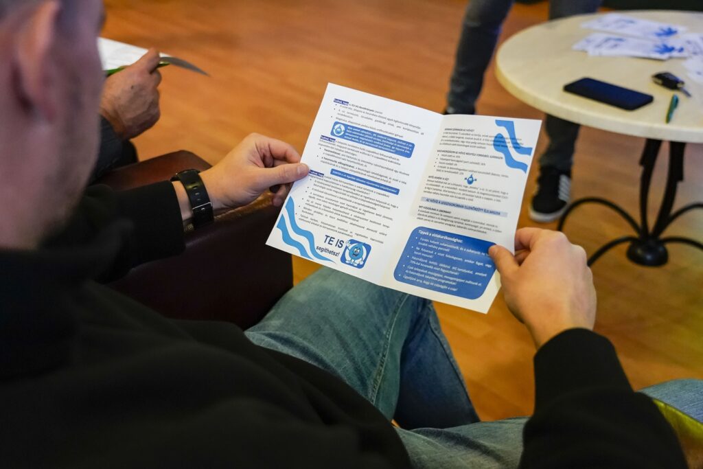 Egy részvevő olvassa a kiadványt.