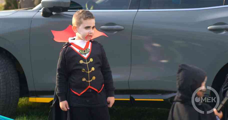 Drakulának öltözött az egyik kisfiú.