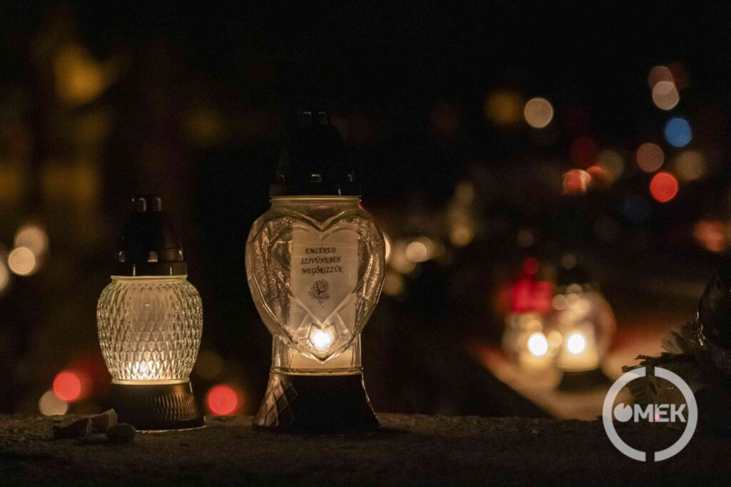 Égnek a gyertyák a temetőben.