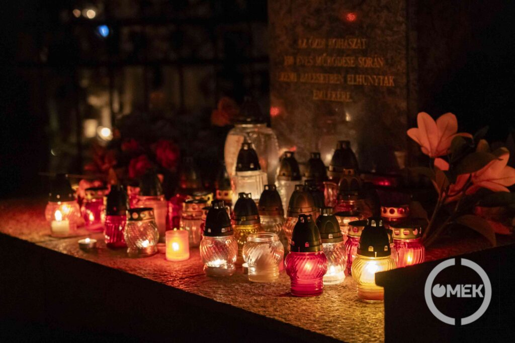 Égnek a mécsesek az emlékmű lábánál is.