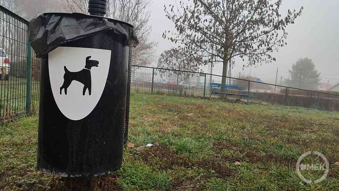 Egy hulladékgyűjtő edény.