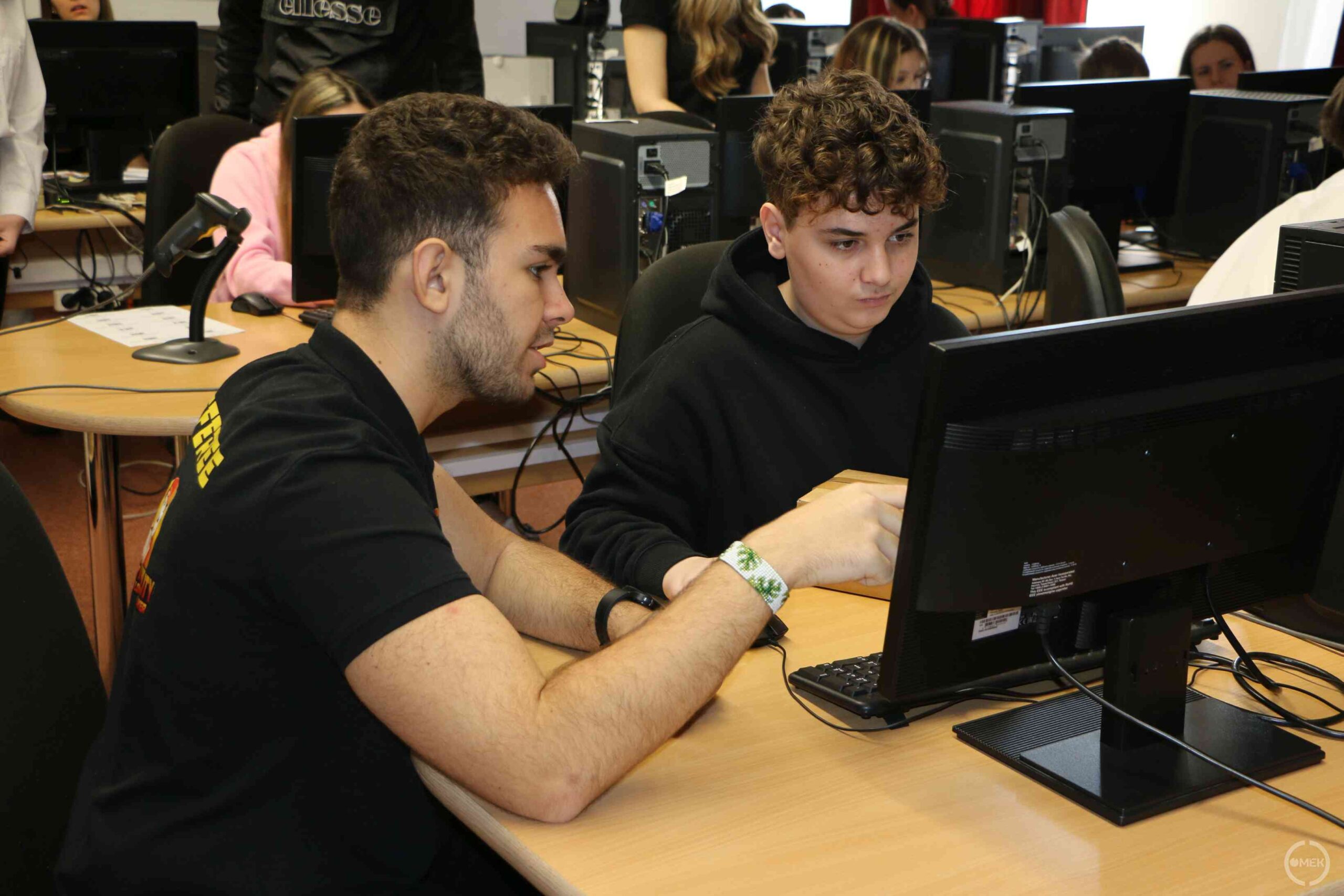 Felsős diák segít megismerni a képzést.