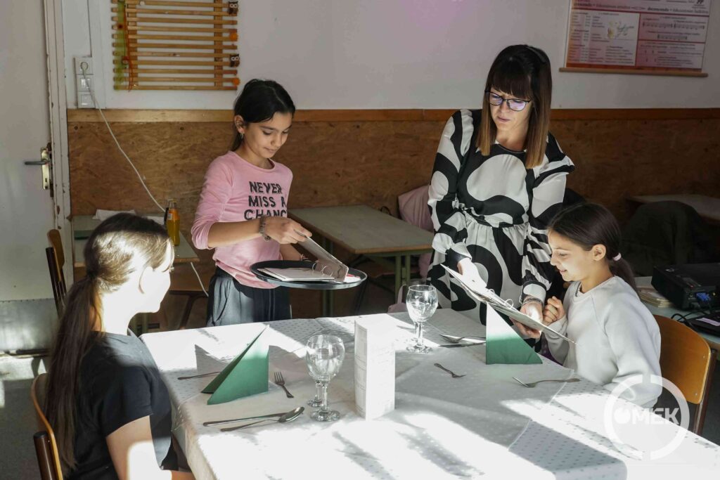 Felszolgáltak is a gyerekek.