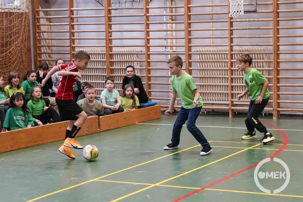 Fociznak a gyerekek.