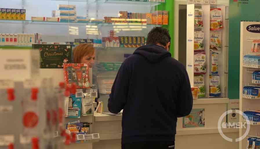 Gyógyszertárban a vásárló.