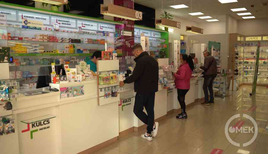 Három kasszánál is sorban állnak a vásárlók a patikában.