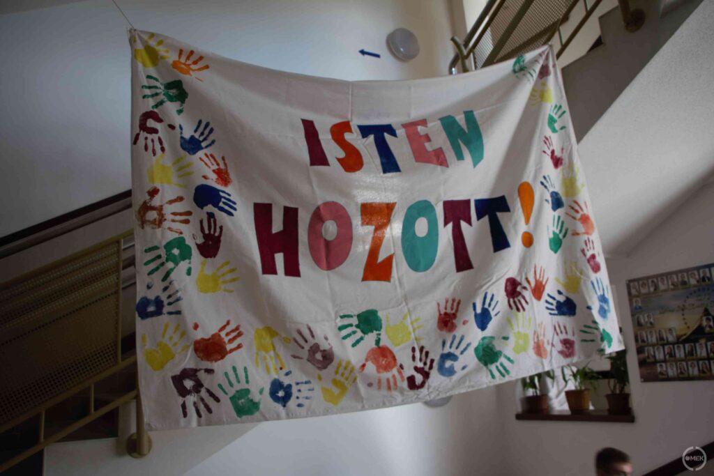 Isten hozott felirat fogadta a nyolcadikos diákokat a SZIKSZI-ben.