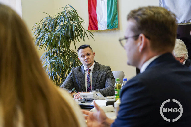 Janiczak Dávid polgármester hallgatja a HIPA szakembereit.