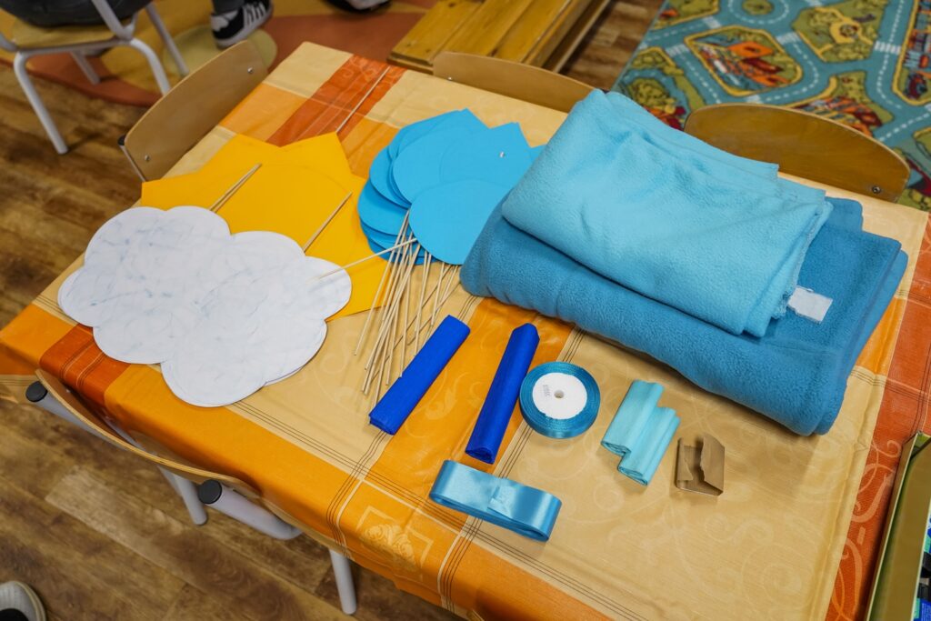 Kellékek az asztalon.