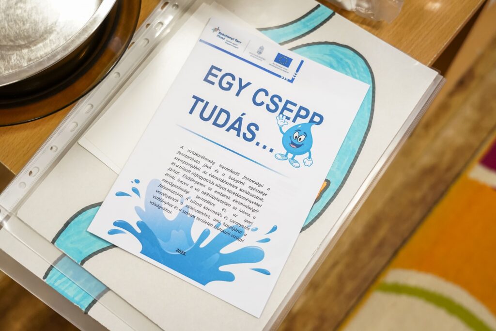 Kiadvány az asztalon.