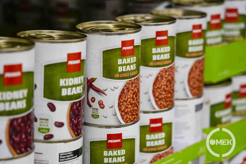 Konzerveket is várnak a gyűjtőpontnál.