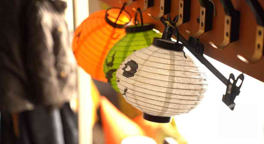 Lámpások lógnak a fogason.