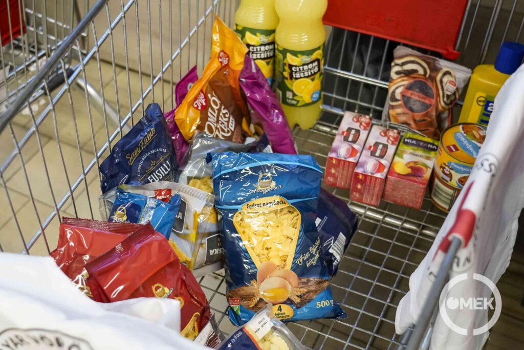 Lassan, de megtelik a kosár.