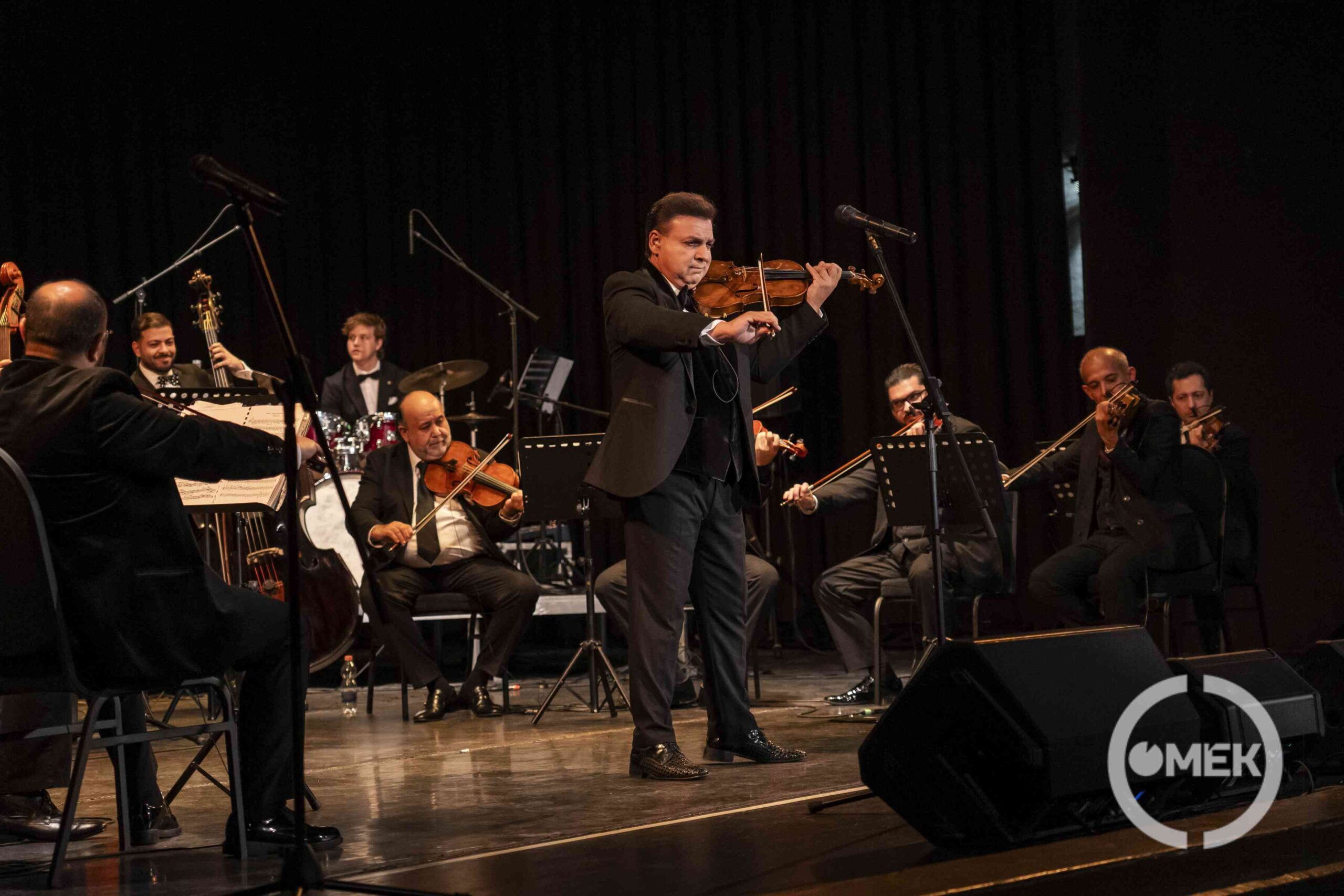 Mága Zoltán és zenekara játszik a színpadon.