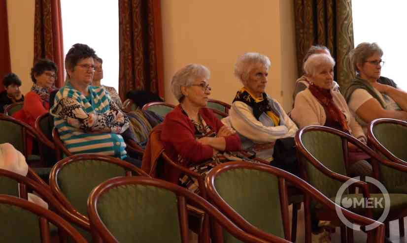 Nemcsak férfiak, hanem nők is jelen voltak.