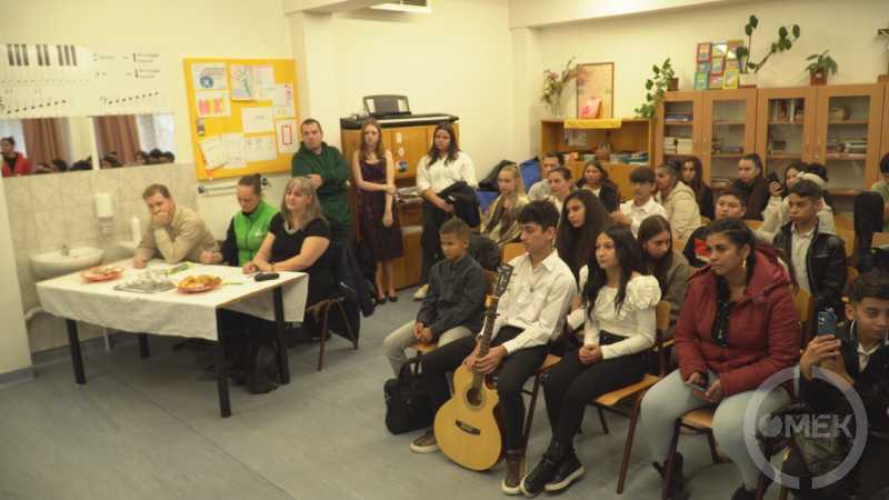 Nézik az előadást.