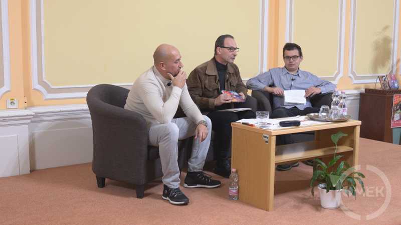 Nyilas Atillával a kötet alkotójával és Hegedűs Benjámin Jutas kritikussal, Haklik Tamás, író beszélgetett.