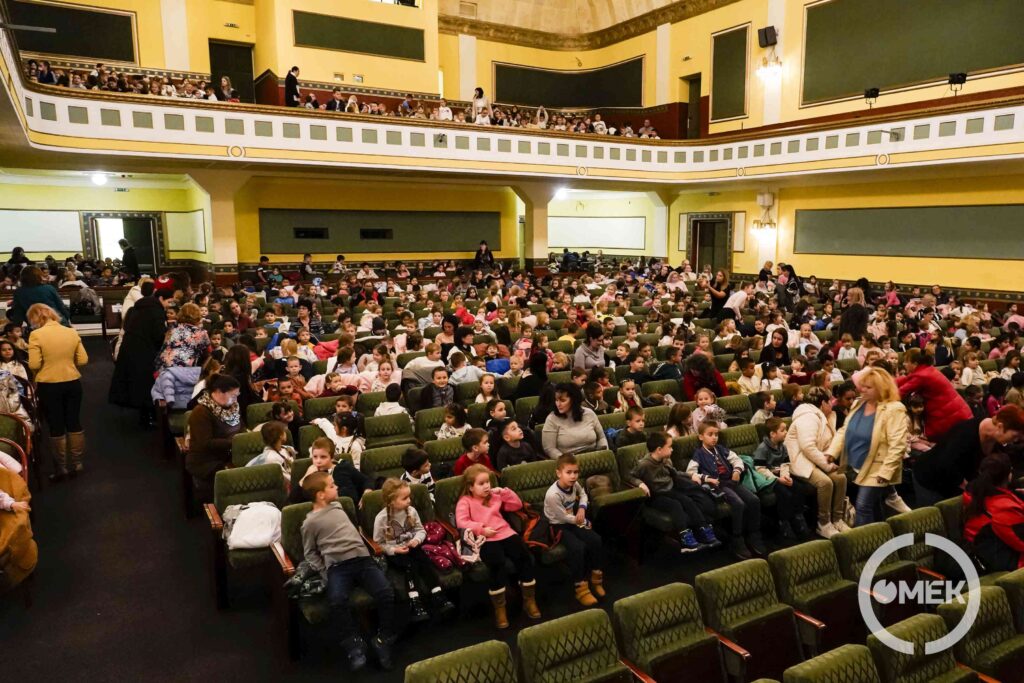 Óvodások töltötték meg az Olvasó színháztermét.