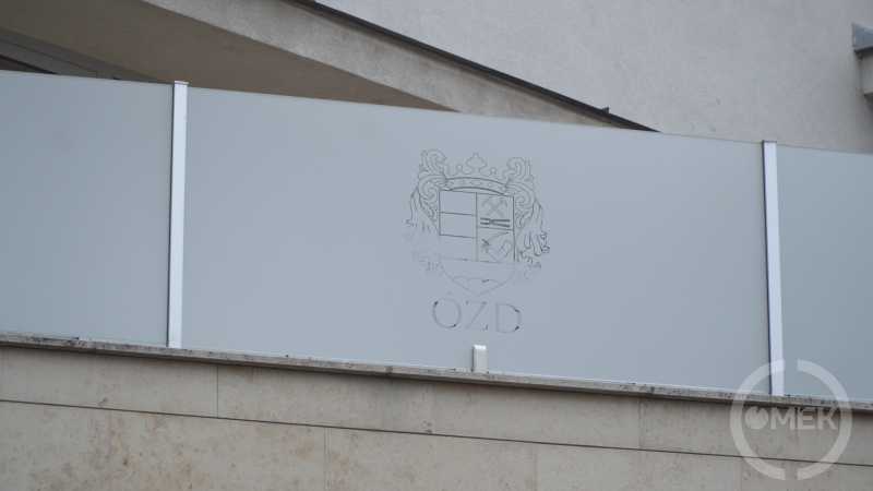 Ózd város címere a Polgármesteri Hivatal épületén.