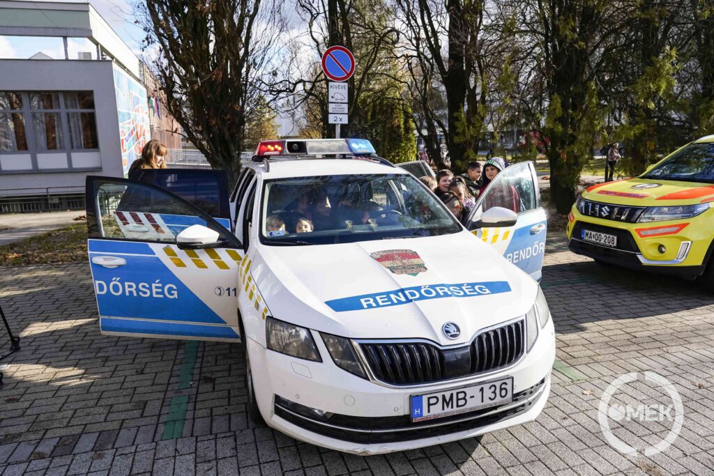 Rendőrautót is megnézhették közelebbről a gyerekek.