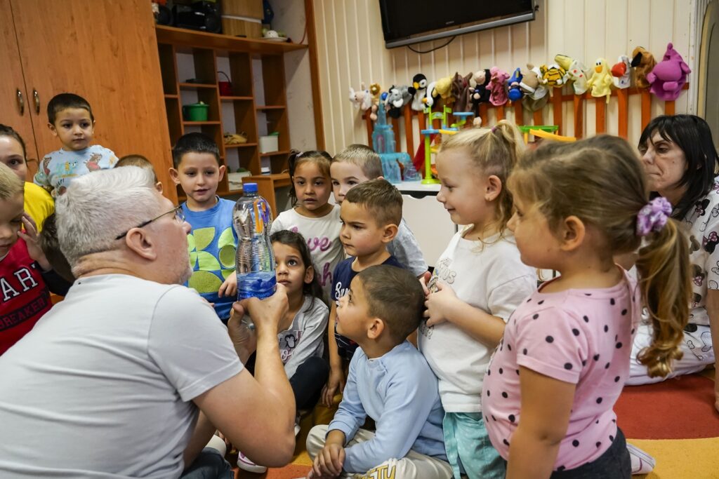 Szaka Attila előadást tart a gyerekeknek.