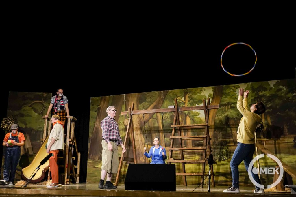 Szörnyeteg Lajos egy hullahopp karikát dob Dömdödömnek.