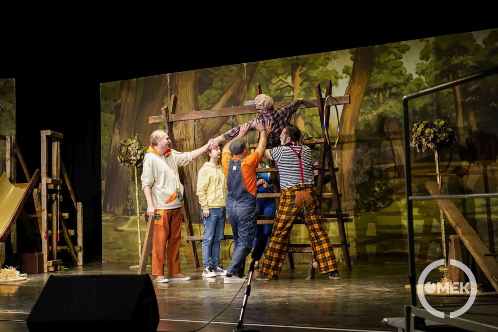 Szörnyeteg Lajos egy mászókáról kezet fog Aromóval.