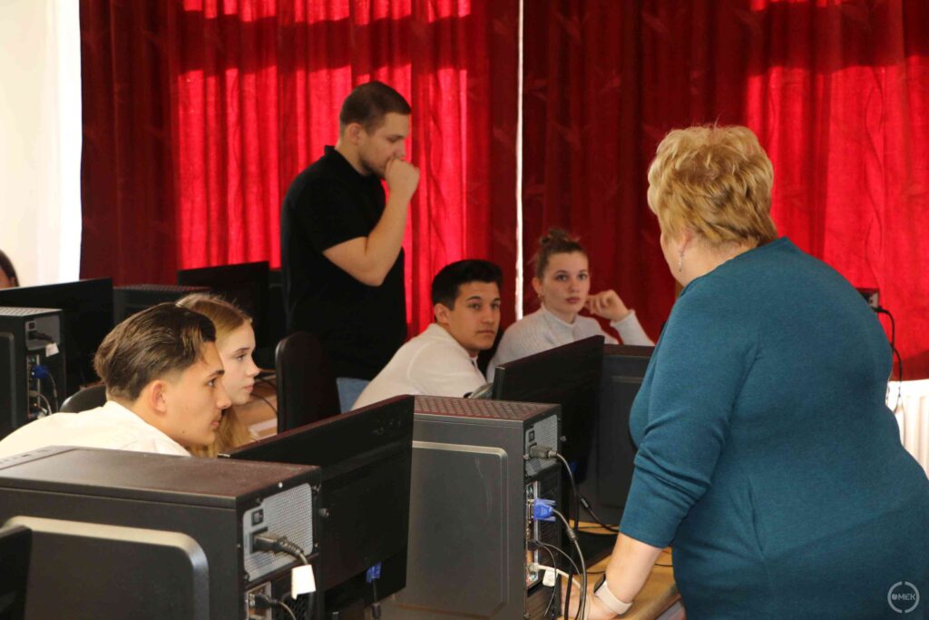 Tanárok és felsős diákok is segítették a nyolcadikosokat.