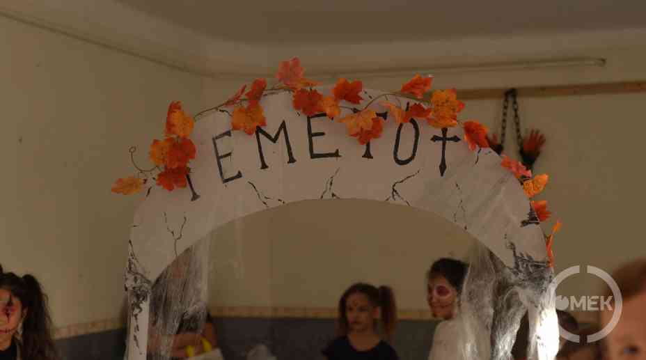 Temető dekorációval készültek a szervezők.