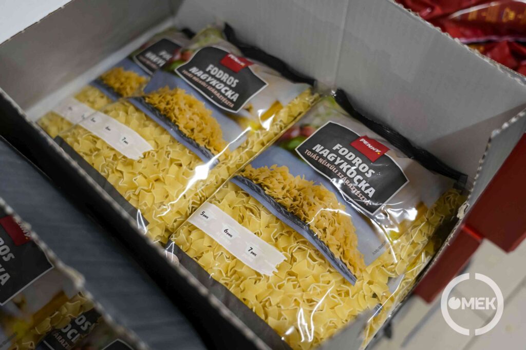 Tészták sorakoznak a a dobozban.