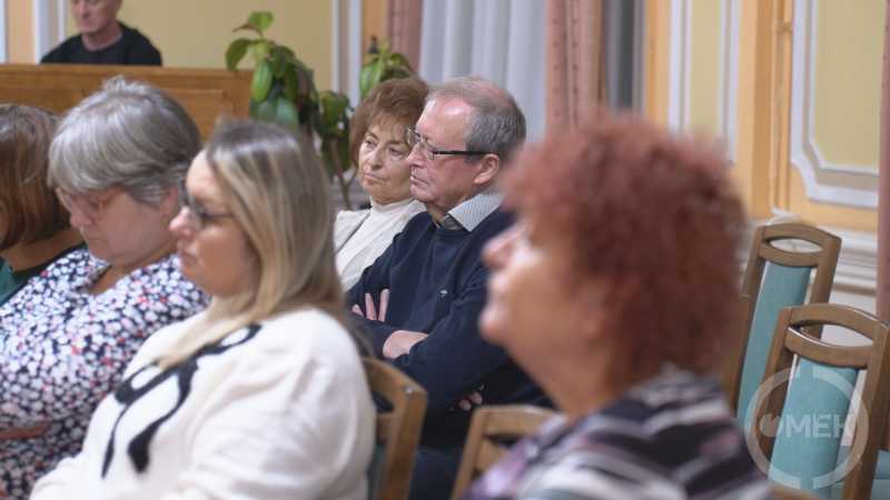 Vendégek a könyvtárban.