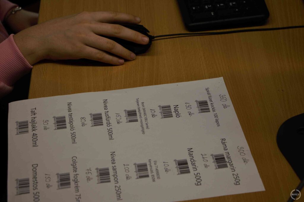 Vonalkódokat is beolvashattak a tanulók.