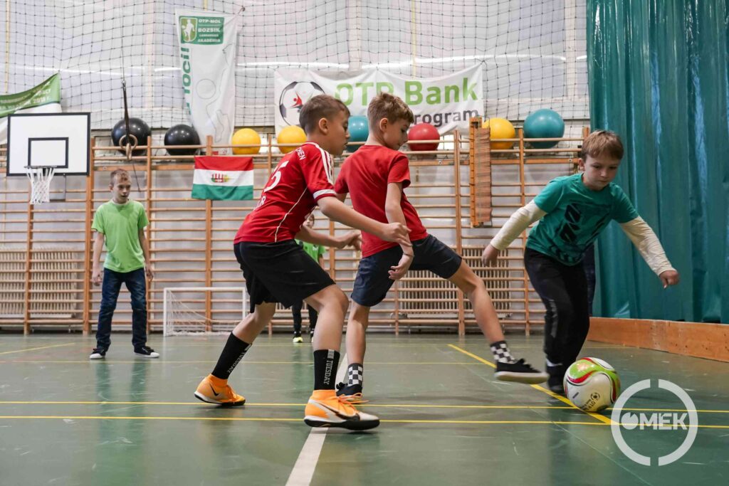 Zajlik a játék a tornateremben.