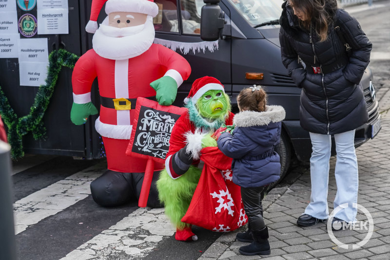 A Grinccsel is lehetett találkozni a vásárban.