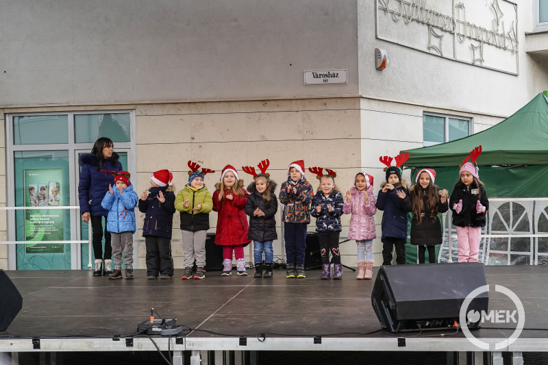 A Katona József Úti Tagóvoda apróságai a színpadon.