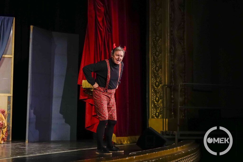 A Krampusz a gyerekekhez beszél.