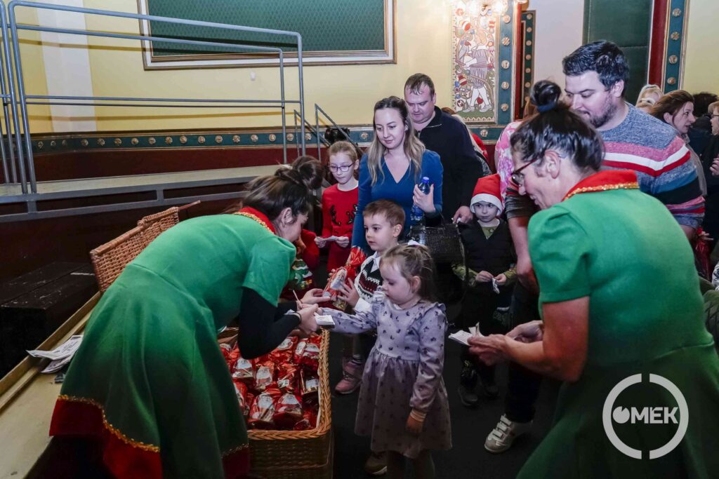 A Mikulás manói átadják a gyerekeknek a csomagot.