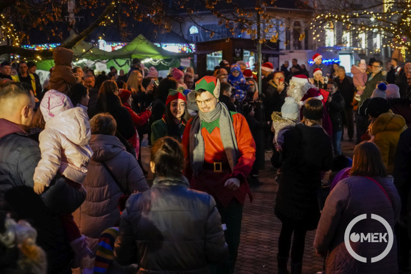 A Mikulás manóival érkezett.