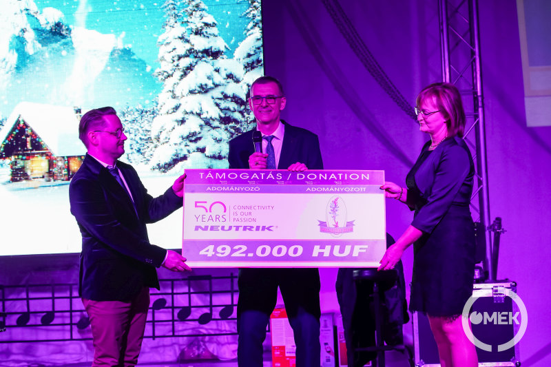 A Neutrik Hungary Kft. adományát a Csillagfürt EGYMI főigazgatója és helyettese vette át..