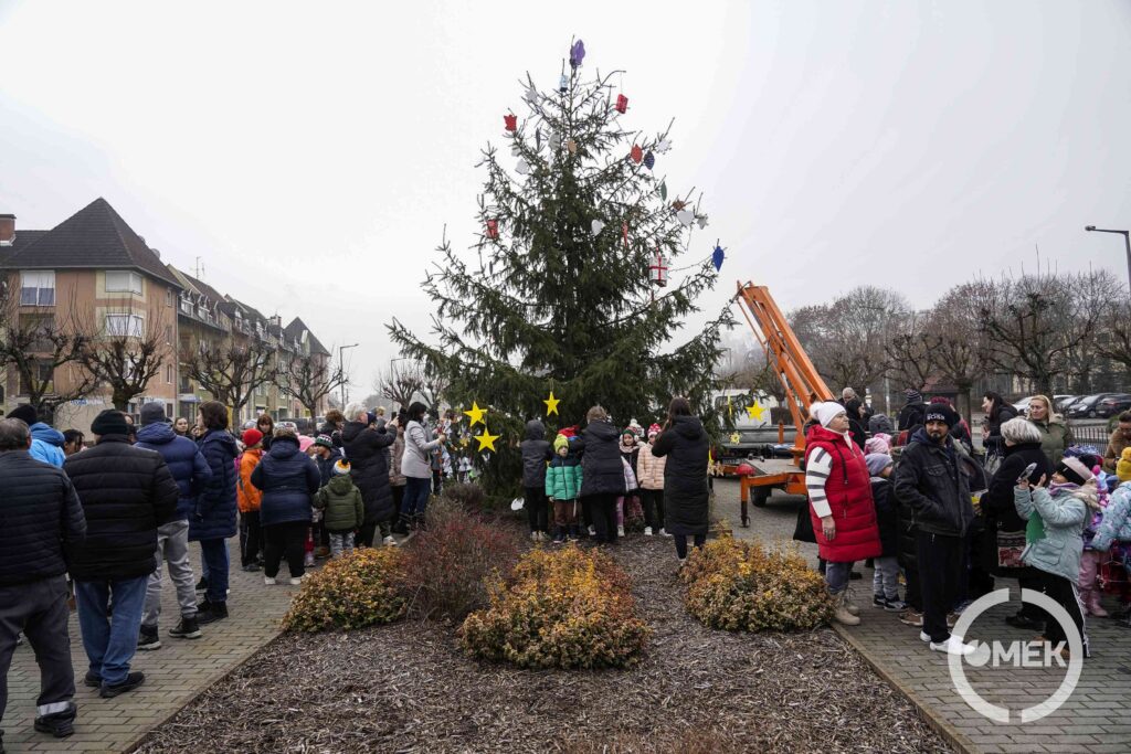 A Petőfi tér karácsonyfáját díszítették fel a városrész intézményei közösen.