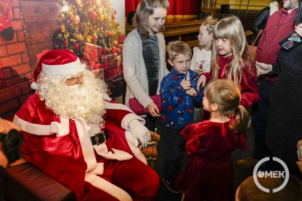 A gyerekek találkoznak a Mikulással.