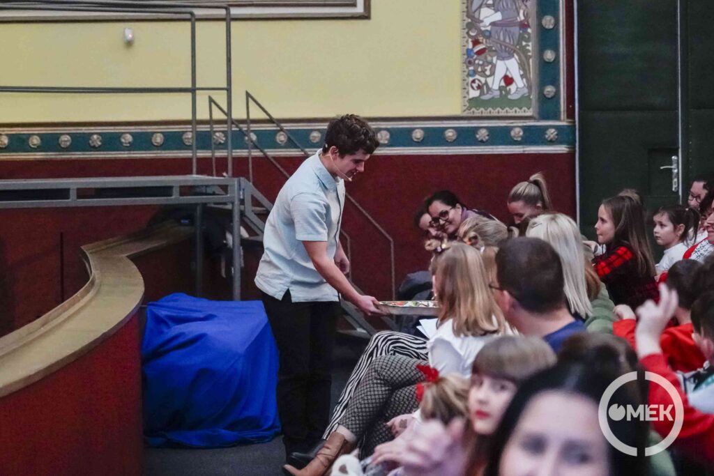 A gyerekeket is megkínálták a süteményből.