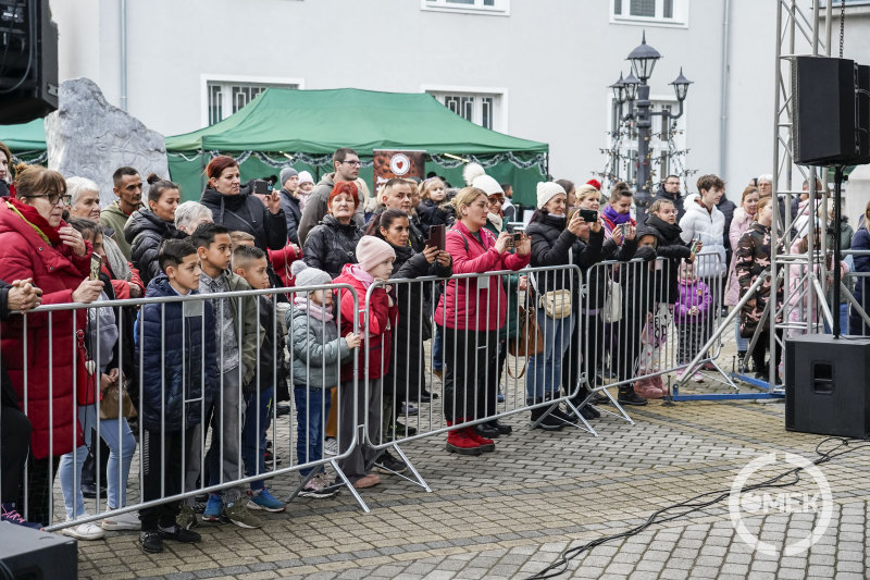 A hozzátartozók büszkén videózzák a kicsiket.