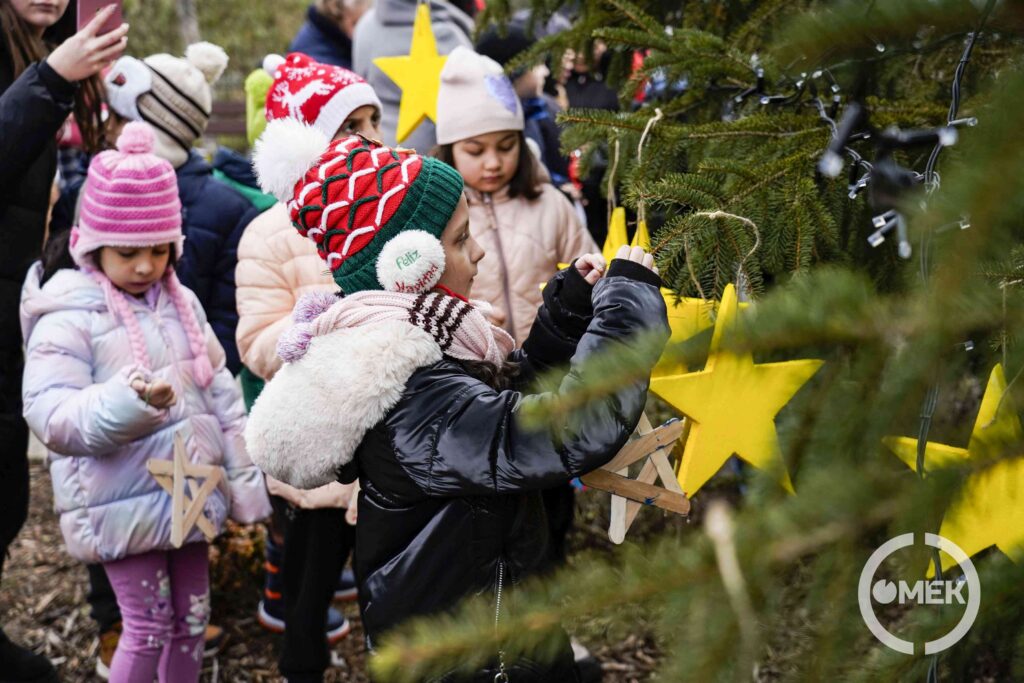 A karácsonyfát díszítik a gyerekek.