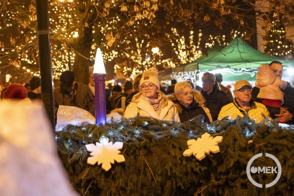 A kilátogatók is figyelemmel kísérték a meghitt pillanatot.